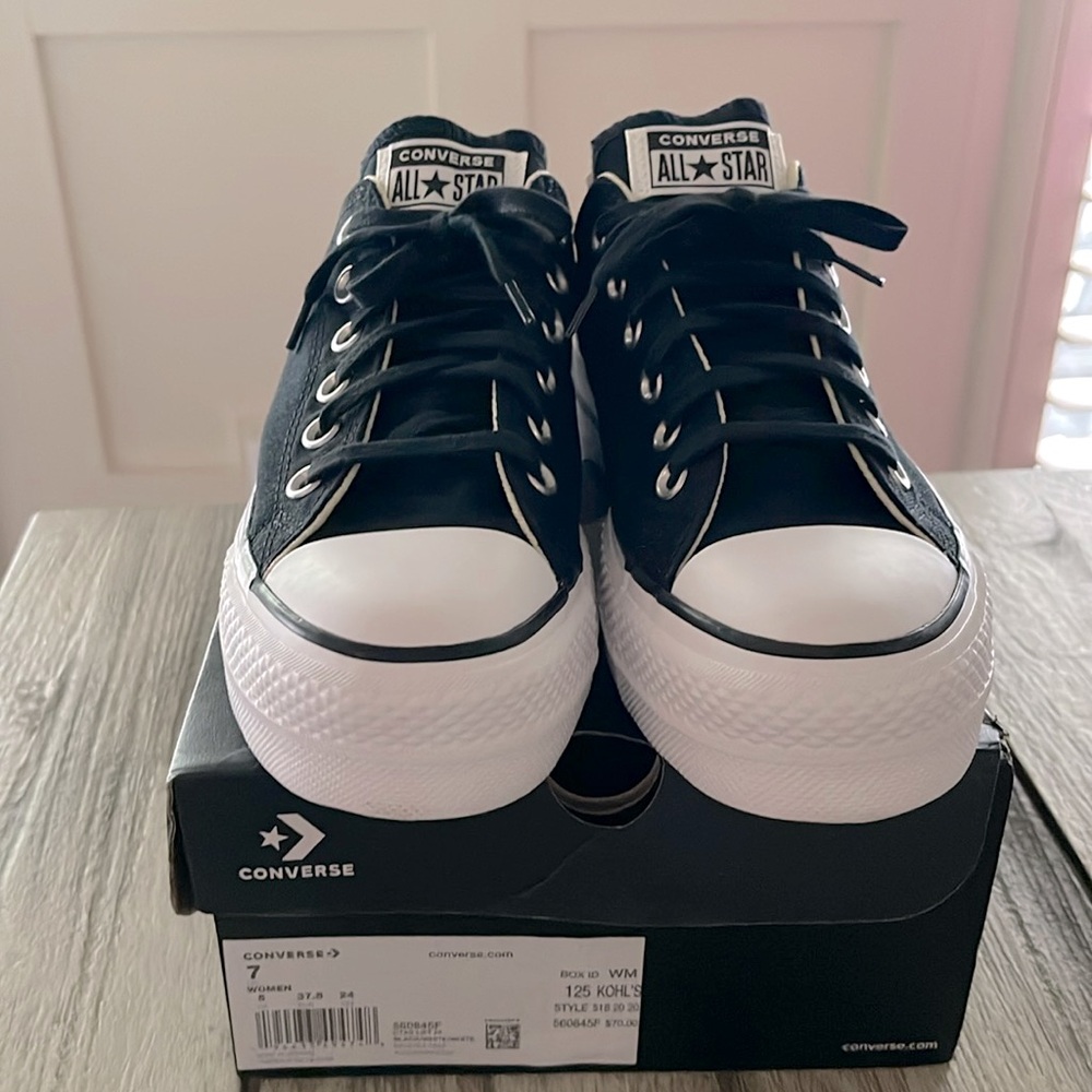 Converse Chuck Taylor All-Star Low Lift Women’s Platform Sneaker NEW WITH BOX